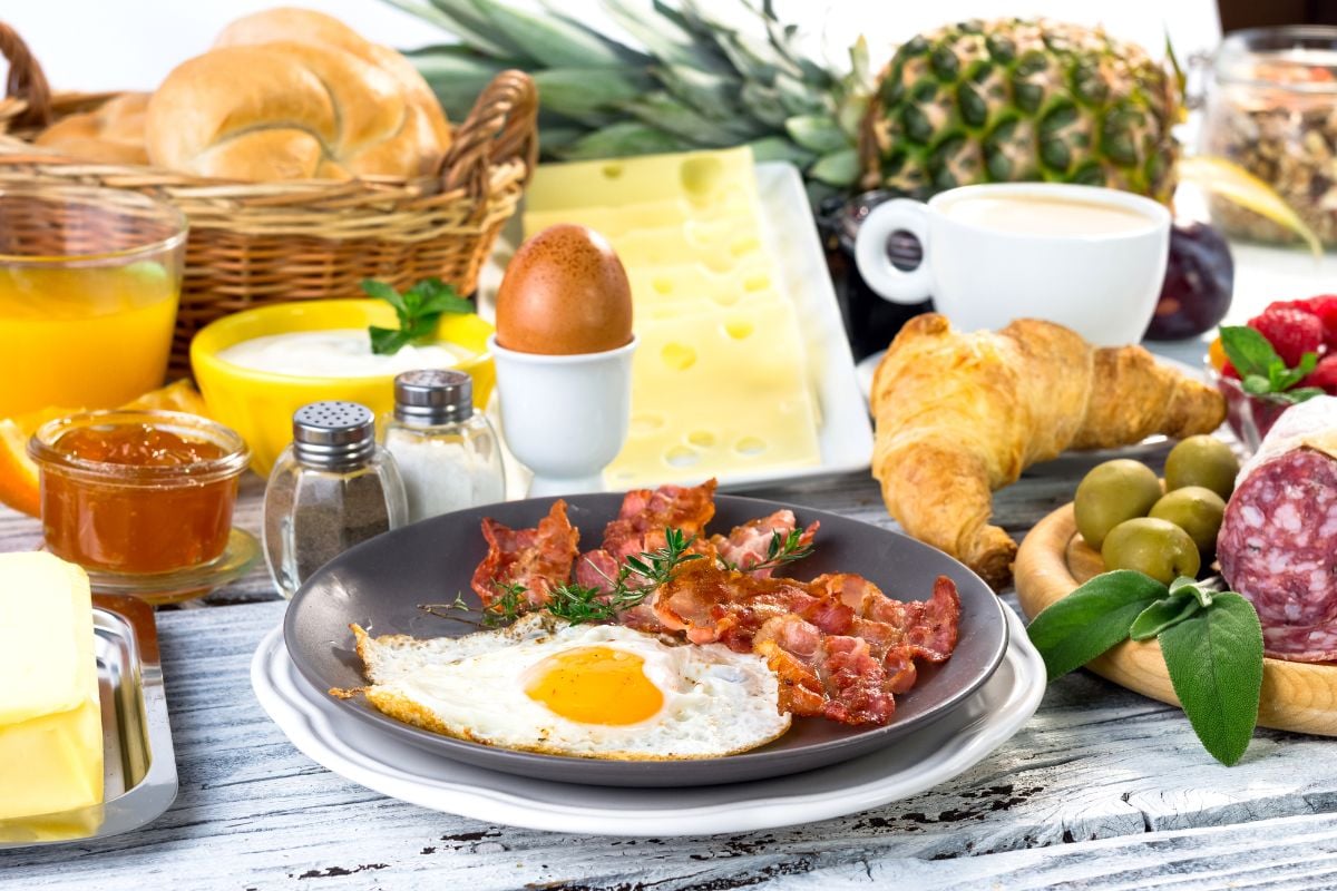 How to choose hotels that provide free breakfast?